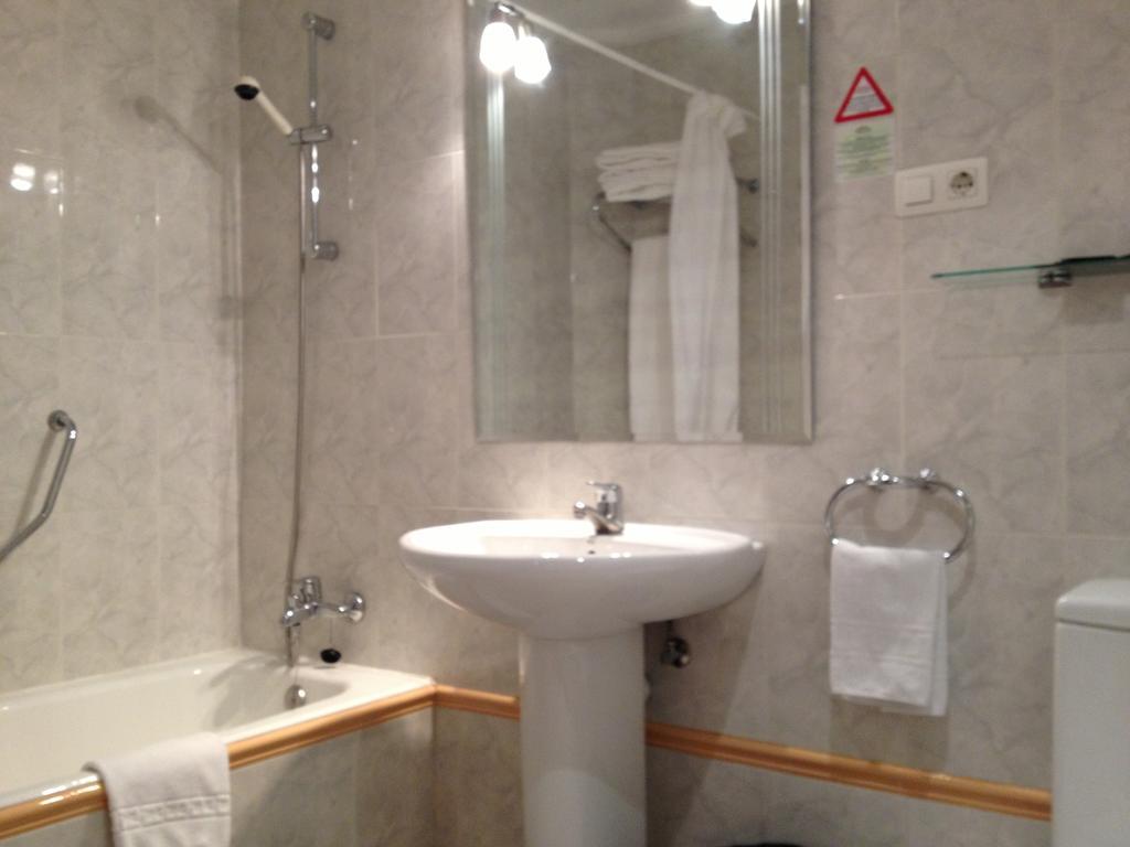 Apartamentos Turisticos Puerta De เลออน ภายนอก รูปภาพ